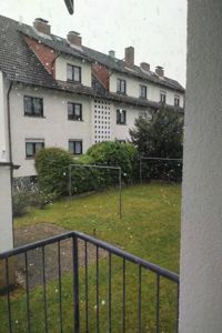 Blick auf den Schnee vom Balkon aus - es schneit im April